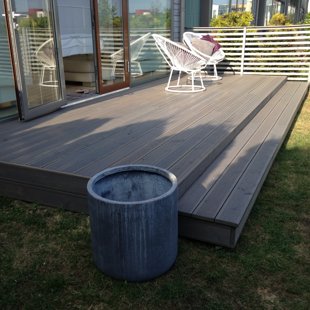 Terase ar Lapegles terases dēļiem, kas apstrādāti ar augstākās kvalitātes eļļu