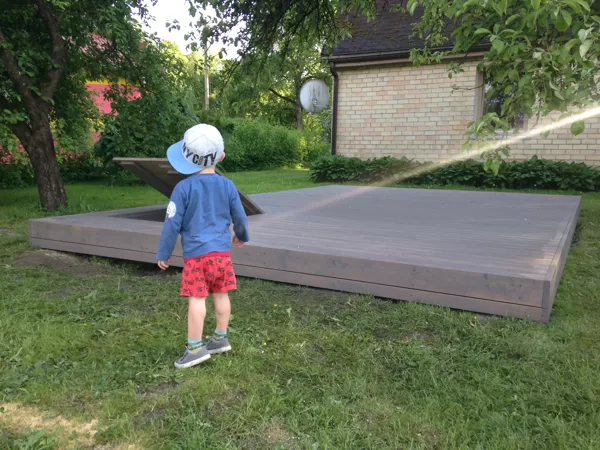 Lapegles terase, ar iebūvētu smilšu kasti