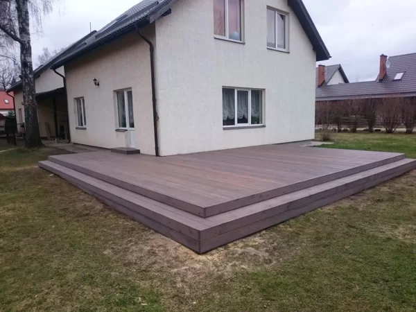 Terase no eļļotiem lapelges dēļiem (Lielvārdē)