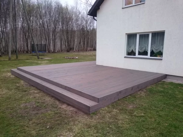 Terase no eļļotiem lapelges dēļiem (Lielvārdē)