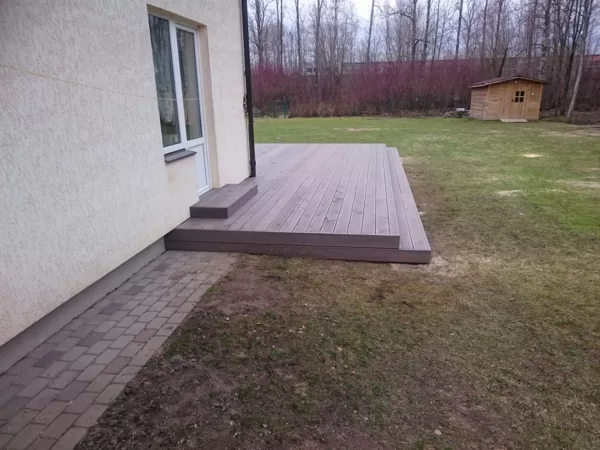 Terase no eļļotiem lapelges dēļiem (Lielvārdē)