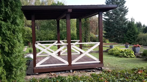 Koka konstrukcijas nojume ar lapegles terases dēļiem. Izmēri 3m X 3m.